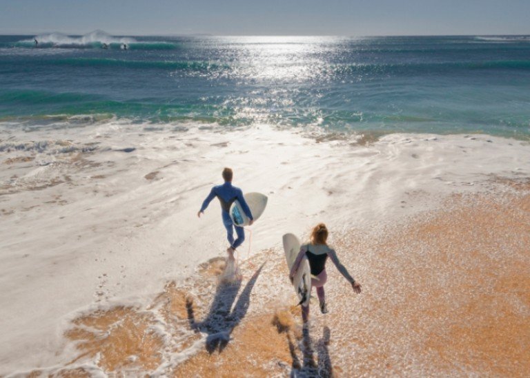 wbieganie do wody z deskami surfingowymi